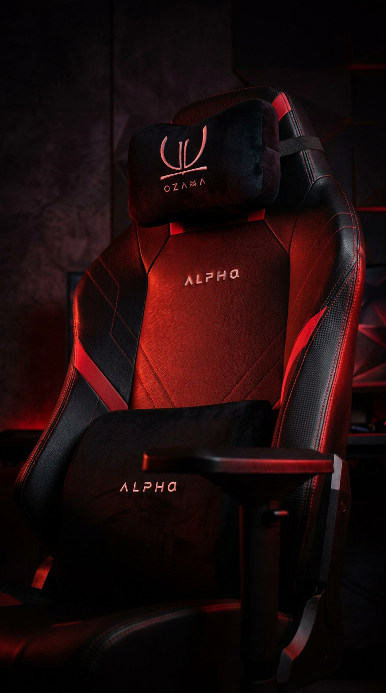 เก้าอี้เกมมิ่ง Ozama Alpha สีดำ-แดง โทนแสงมืดสไตล์เกมมิ่ง เห็นโลโก้ OZAMA และคำว่า ALPHA บนพนักพิงใกล้ชัด